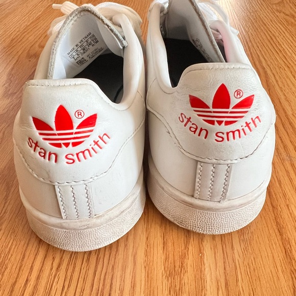 Pre loved Stan Smith red heart white women sneakers size 7. - Picture 2 of 5